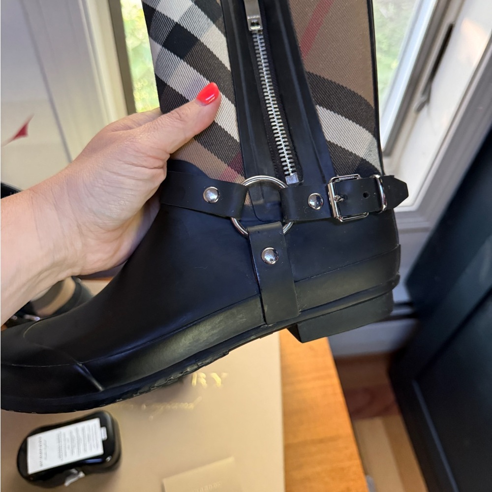 Burberry harness rain boots - Picture 7 of 15